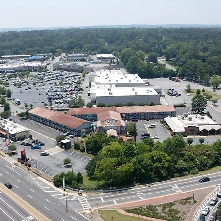 Howard Johnson By Wyndham Columbus Fort Moore Bagian luar foto