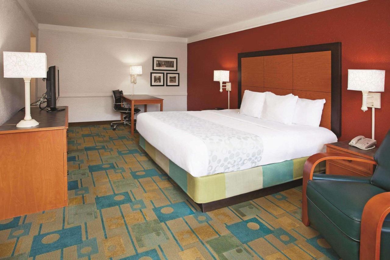 Howard Johnson By Wyndham Columbus Fort Moore Bagian luar foto