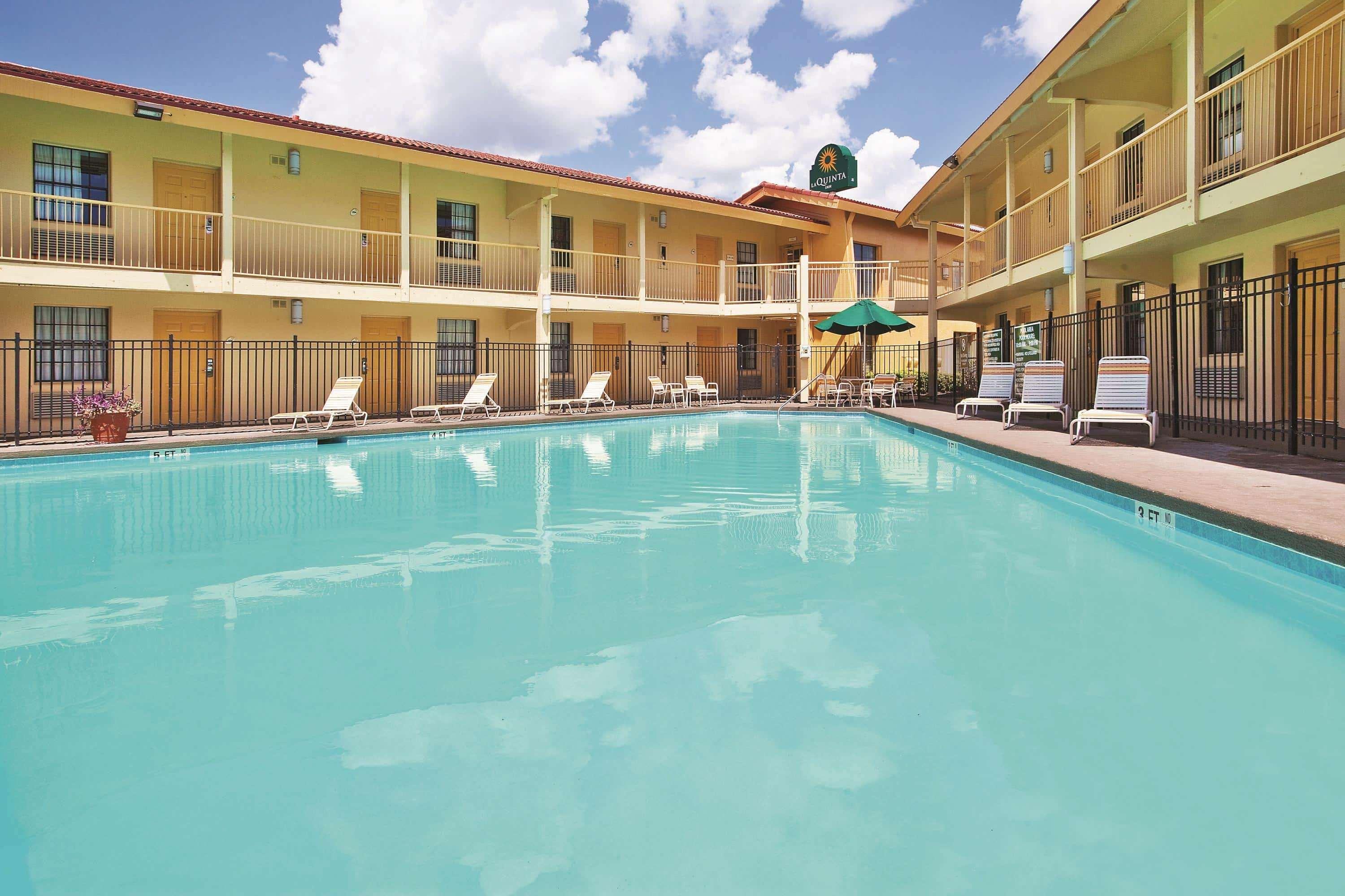 Howard Johnson By Wyndham Columbus Fort Moore Bagian luar foto