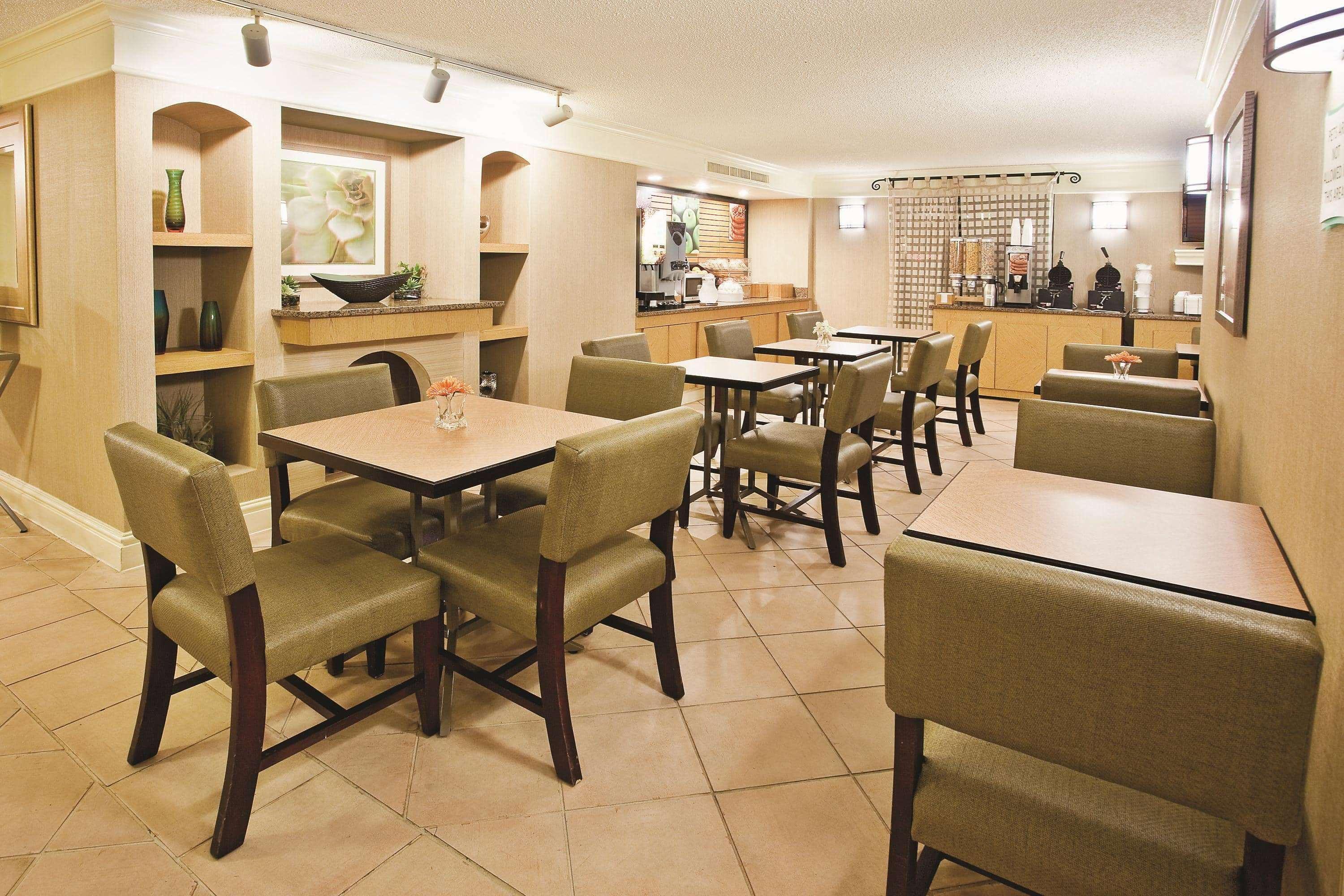 Howard Johnson By Wyndham Columbus Fort Moore Bagian luar foto
