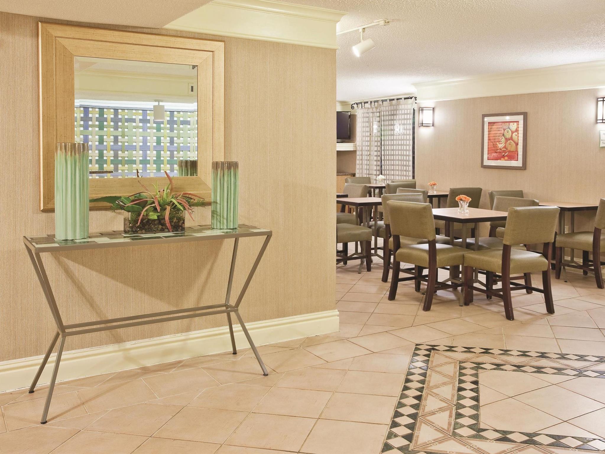 Howard Johnson By Wyndham Columbus Fort Moore Bagian luar foto