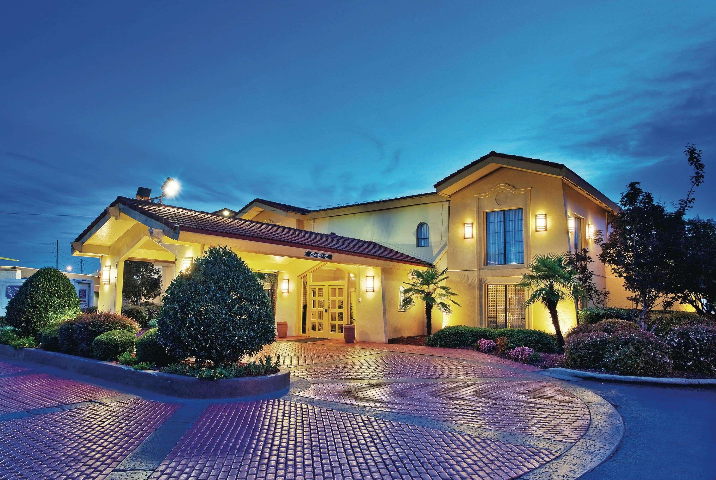 Howard Johnson By Wyndham Columbus Fort Moore Bagian luar foto