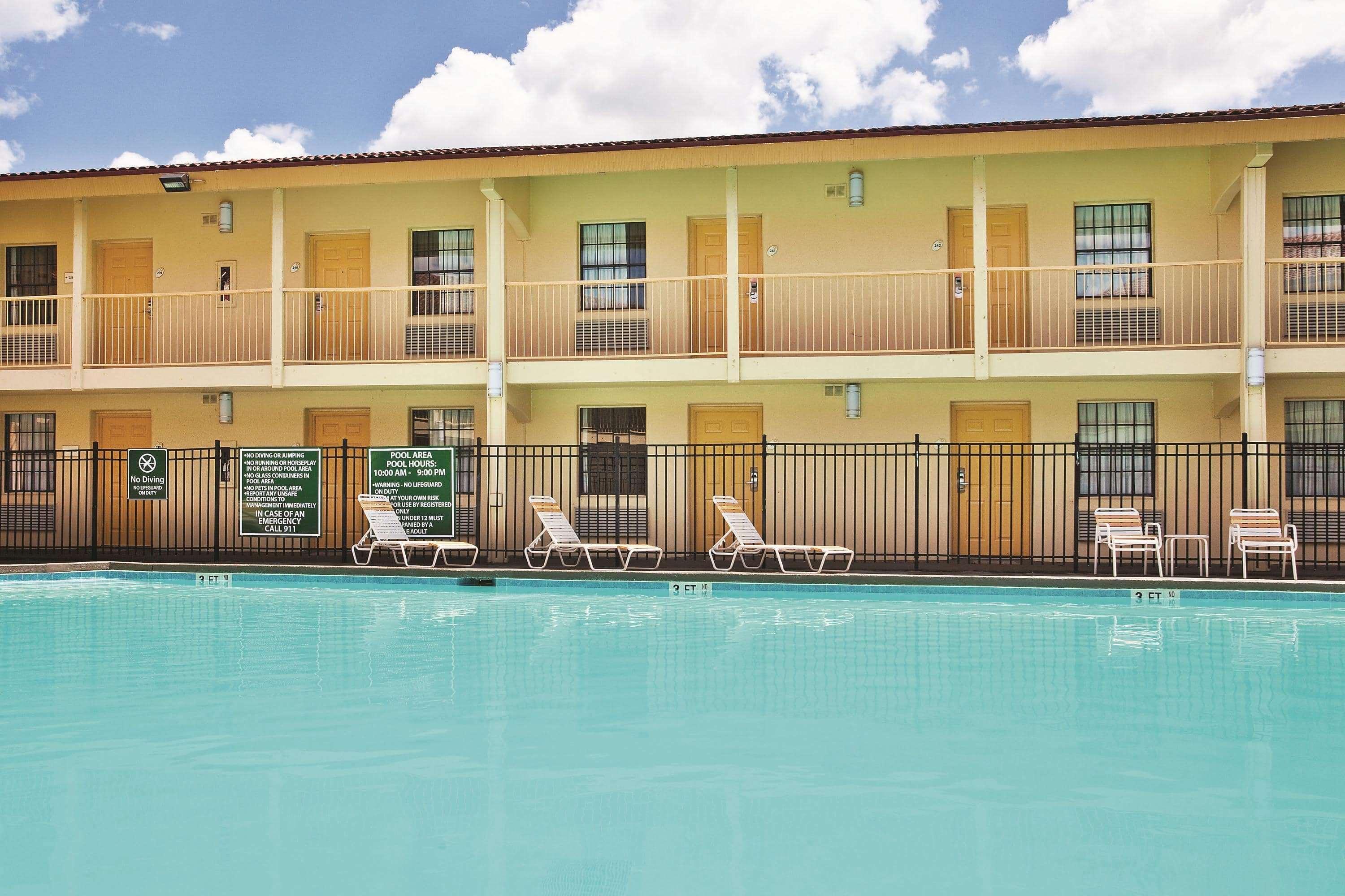 Howard Johnson By Wyndham Columbus Fort Moore Bagian luar foto