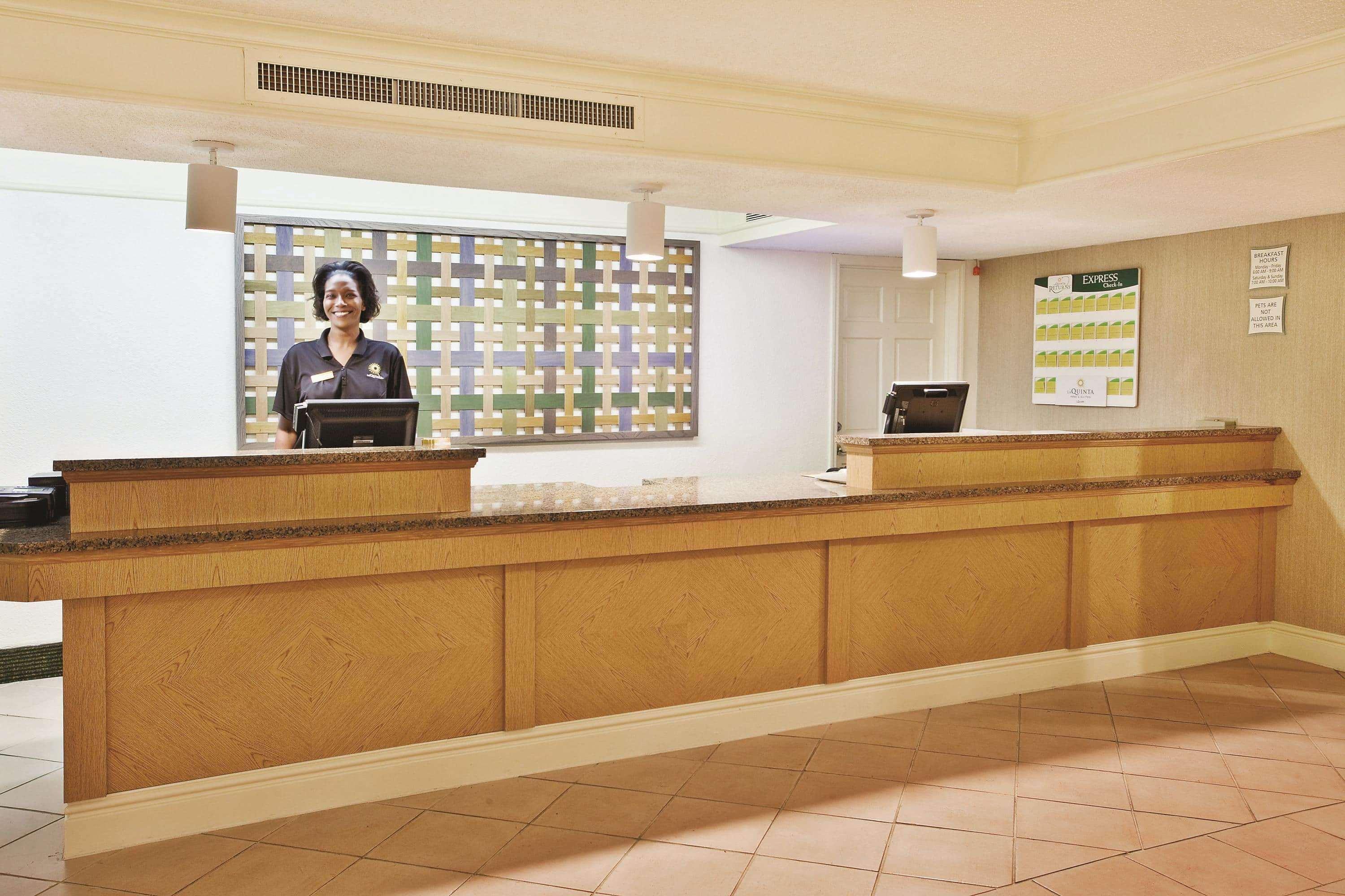 Howard Johnson By Wyndham Columbus Fort Moore Bagian luar foto