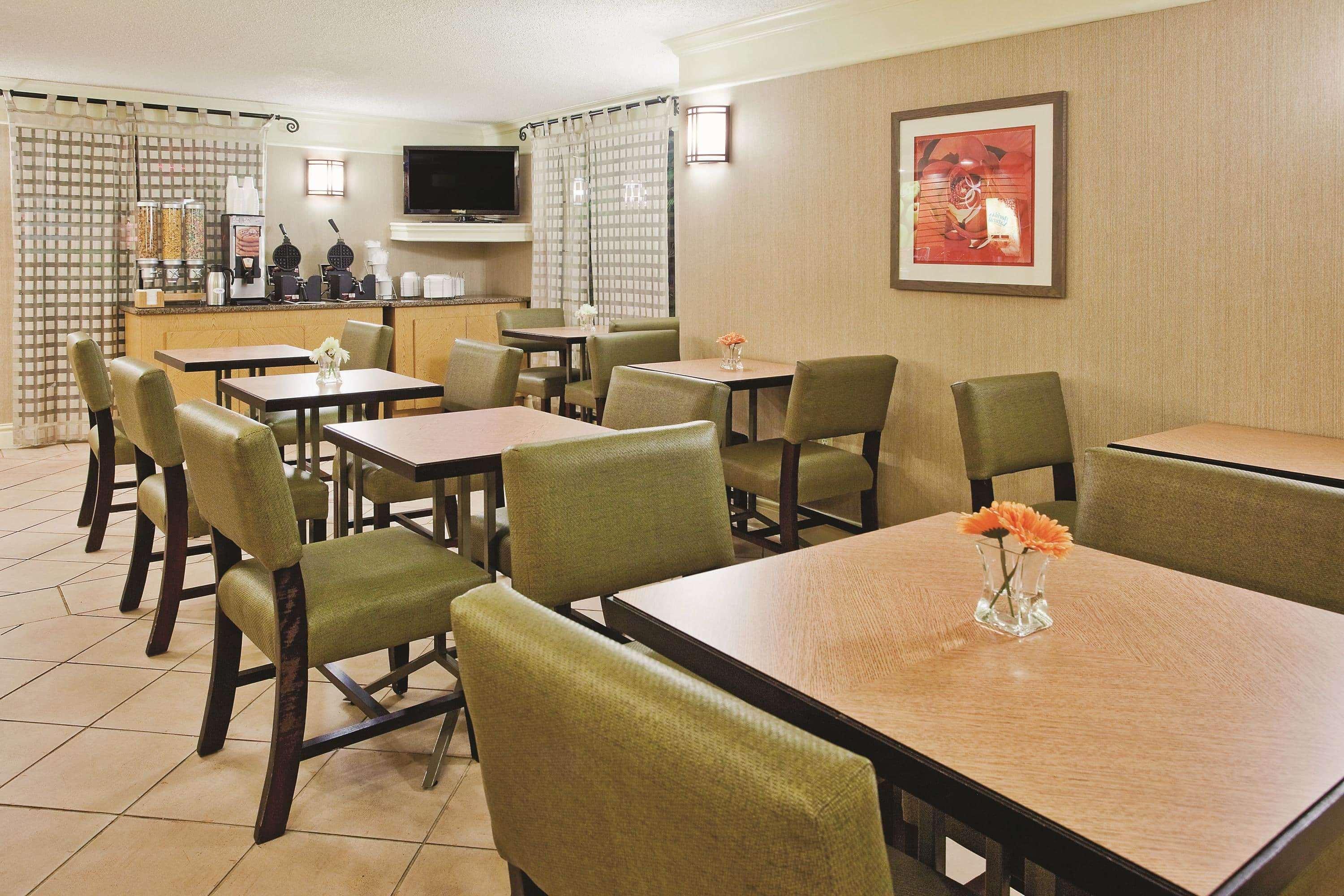 Howard Johnson By Wyndham Columbus Fort Moore Bagian luar foto