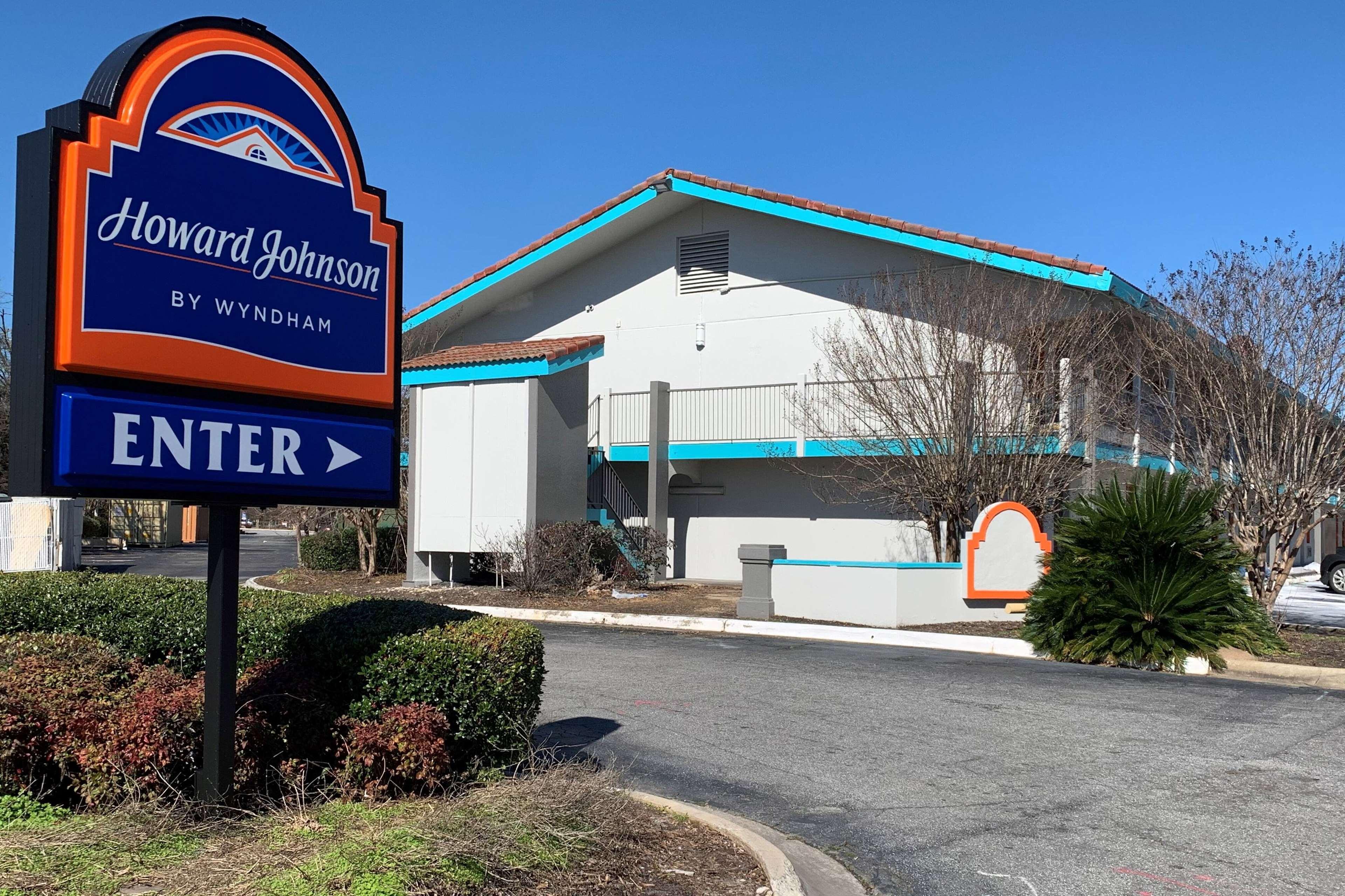 Howard Johnson By Wyndham Columbus Fort Moore Bagian luar foto