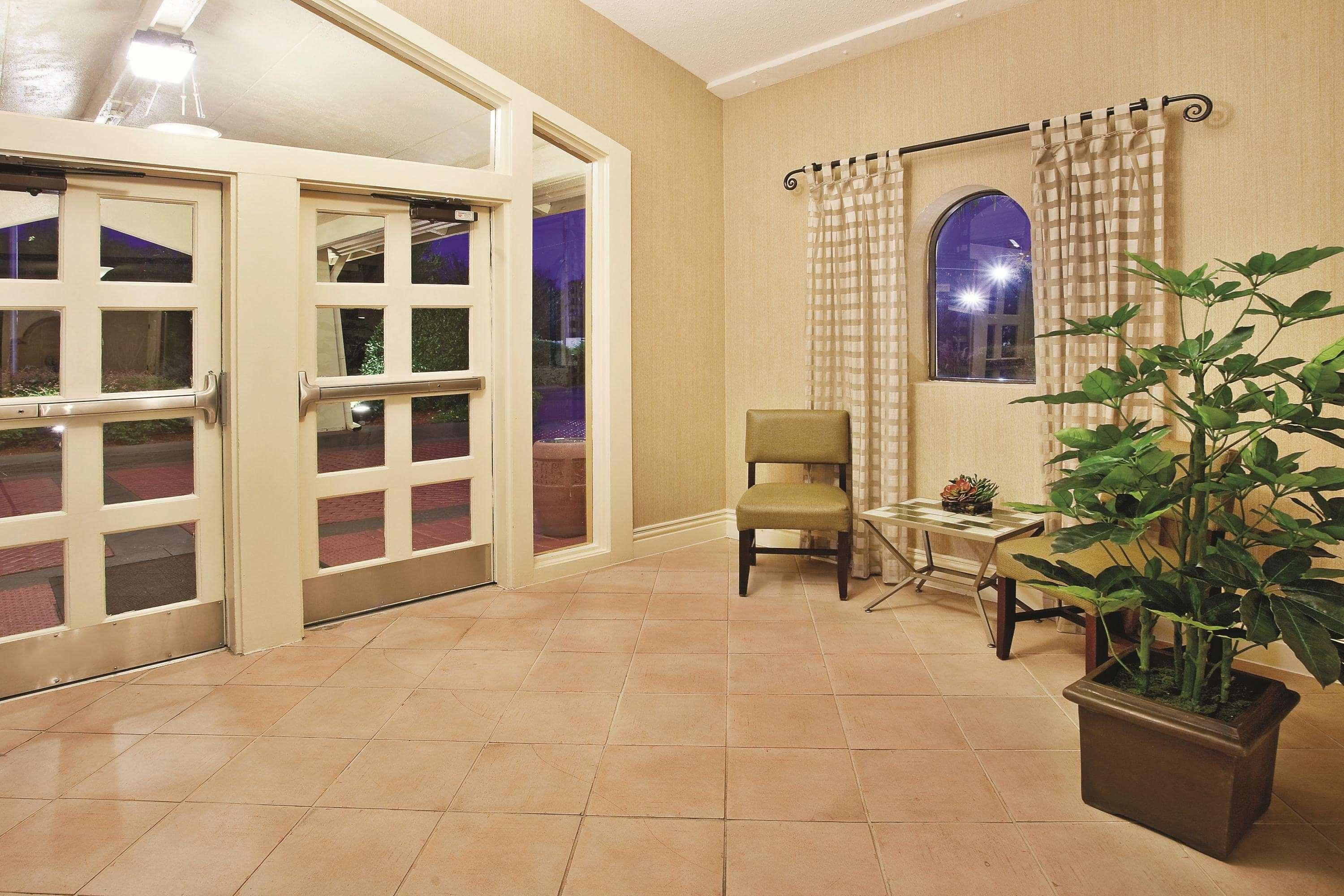 Howard Johnson By Wyndham Columbus Fort Moore Bagian luar foto
