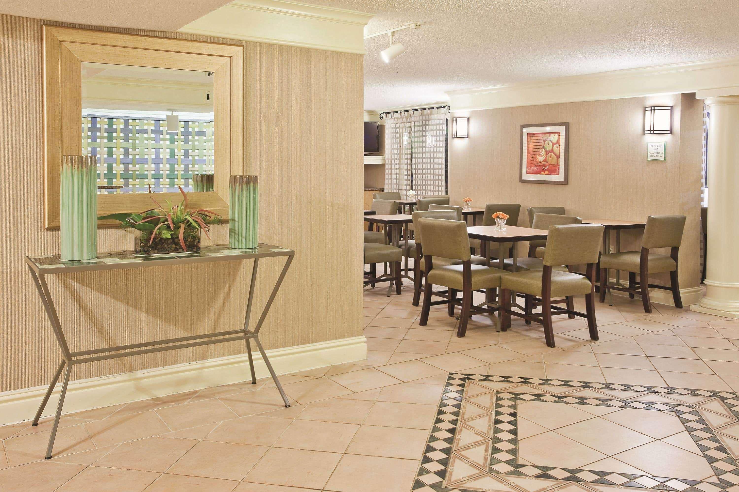 Howard Johnson By Wyndham Columbus Fort Moore Bagian luar foto