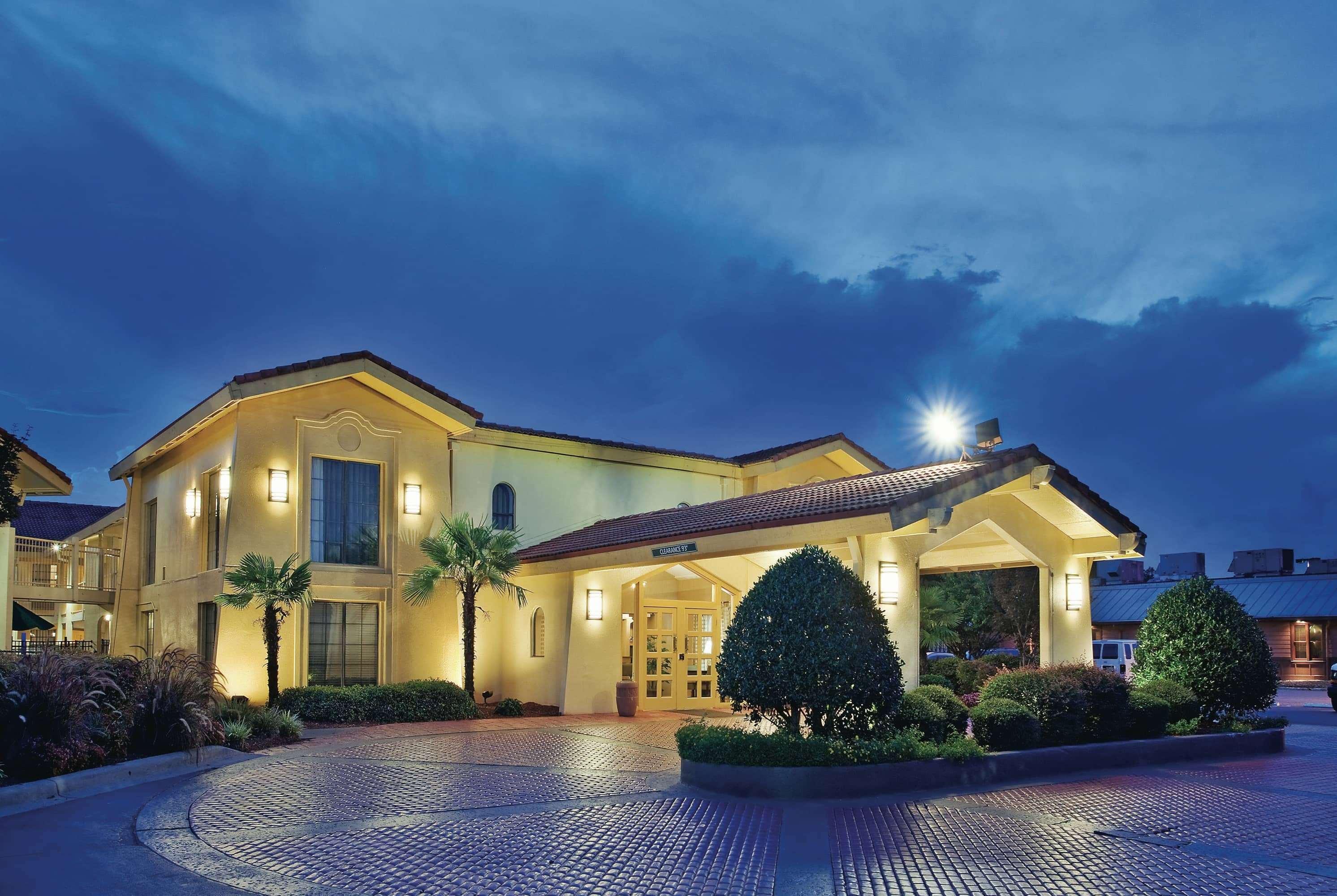 Howard Johnson By Wyndham Columbus Fort Moore Bagian luar foto