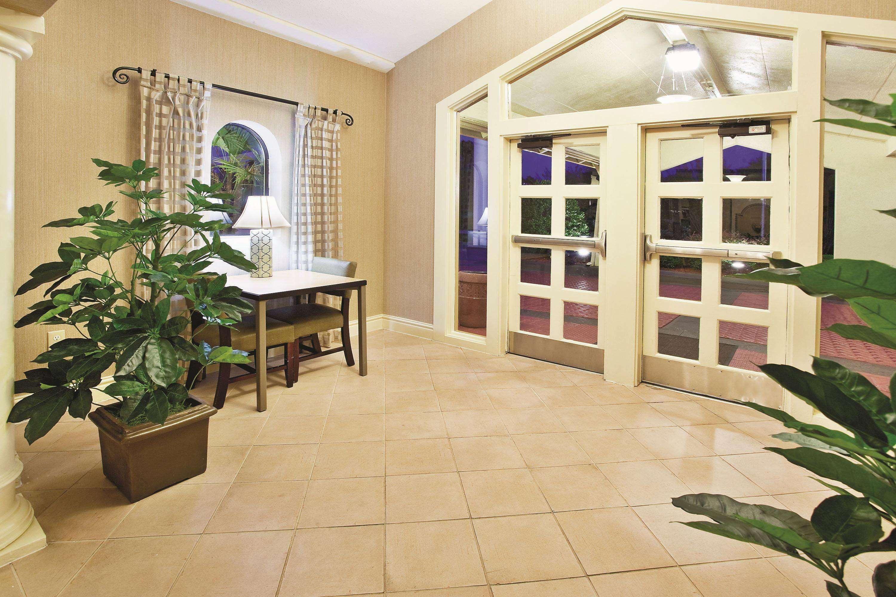 Howard Johnson By Wyndham Columbus Fort Moore Bagian luar foto